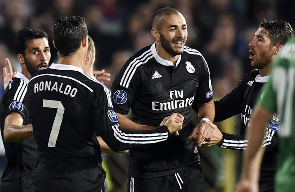 El delantero francés del Real Madrid, Karim Benzema (c) celebra su gol. Foto: EFE
