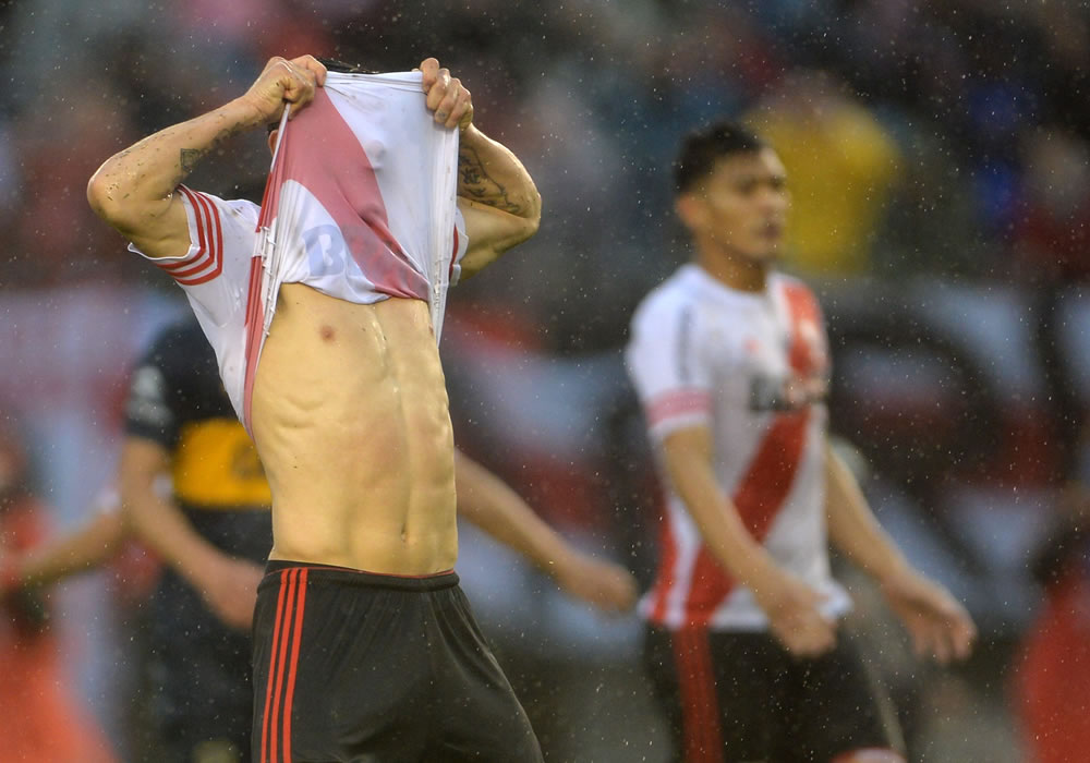 Rodrigo Mora del River Plate reacciona tras perder un penalti ante Boca Juniors. Foto: EFE