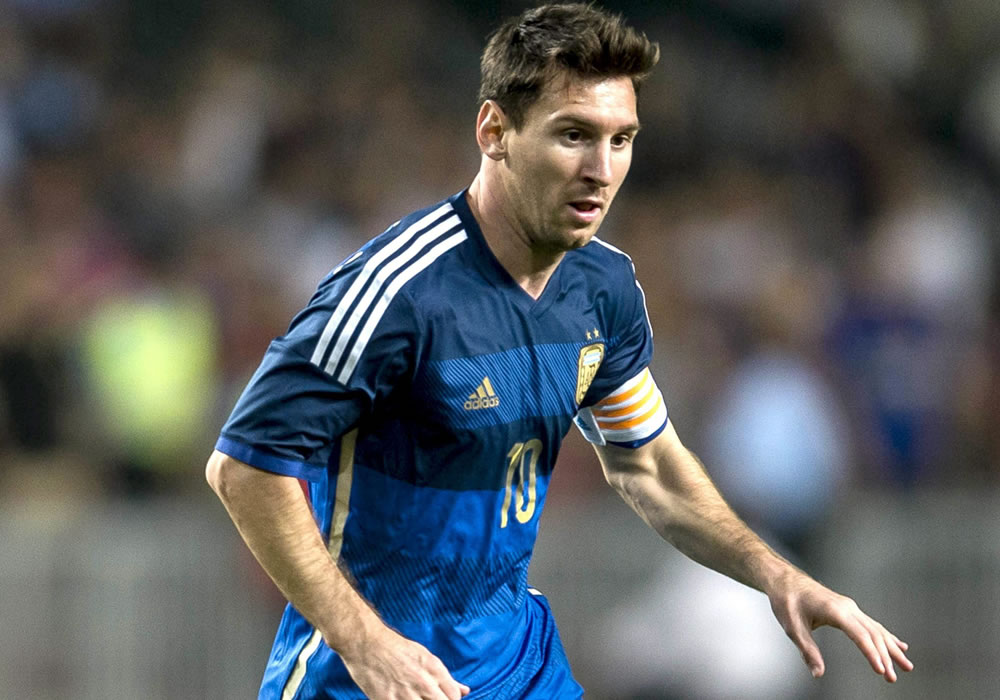 El argentino Lionel Messi controla el balón durante el partido amistoso disputado frente a la selcción de Hong Kong. Foto: EFE