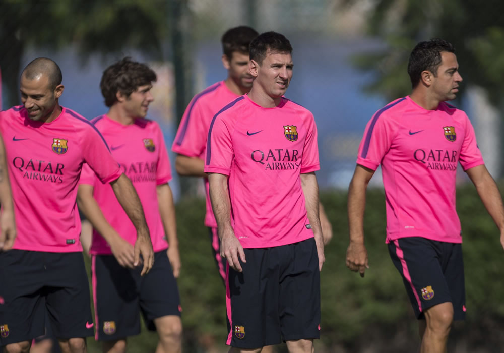 Leo Messi junto a sus compañeros, durante el entrenamiento en la ciudad deportiva Joan Gamper. Foto: EFE