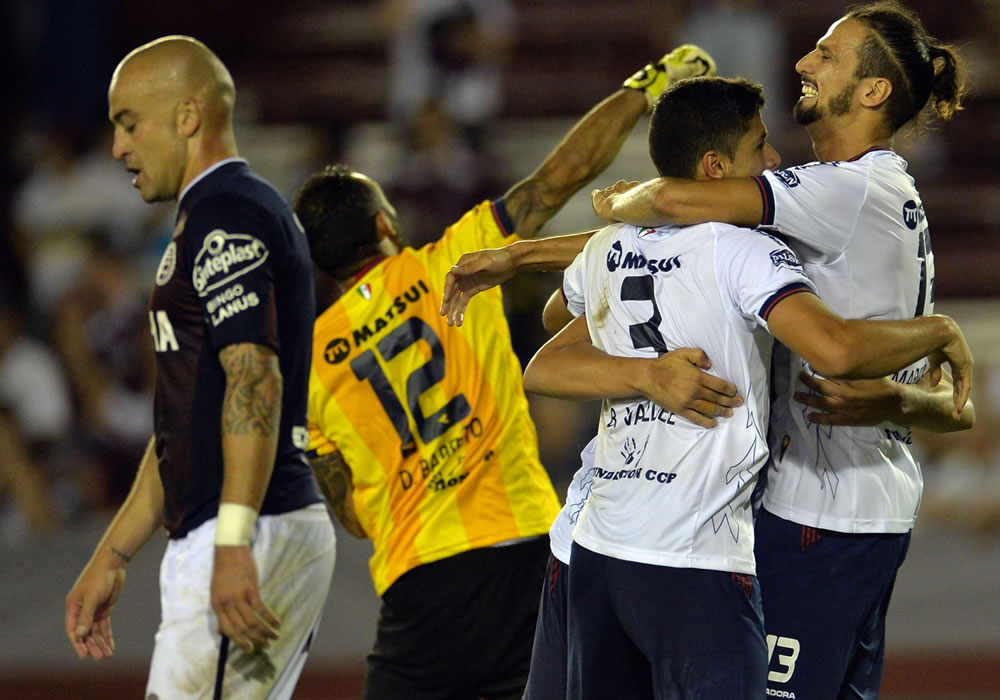 Jugadores de Cerro Porteño de Paraguay (d) celebran tras su juego ante Lanús. Foto: EFE