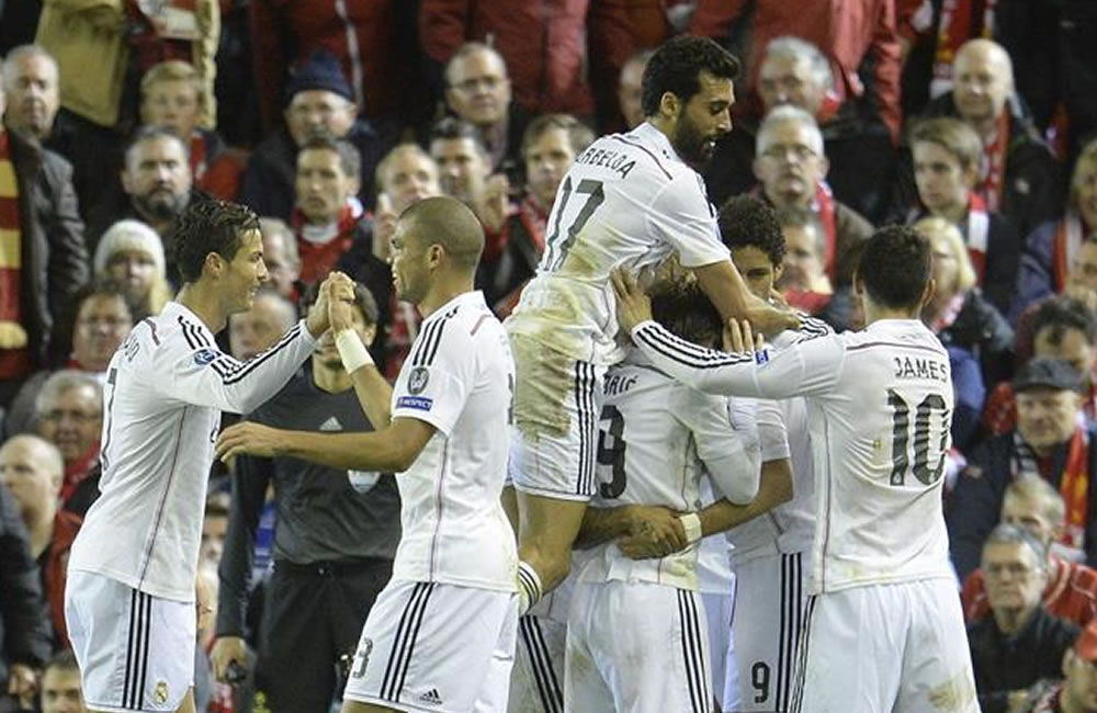 Los judadores del Real Madrid celebran el tanto de Karim Benzema que supuso el 0-3 ante el Liverpool. Foto: EFE