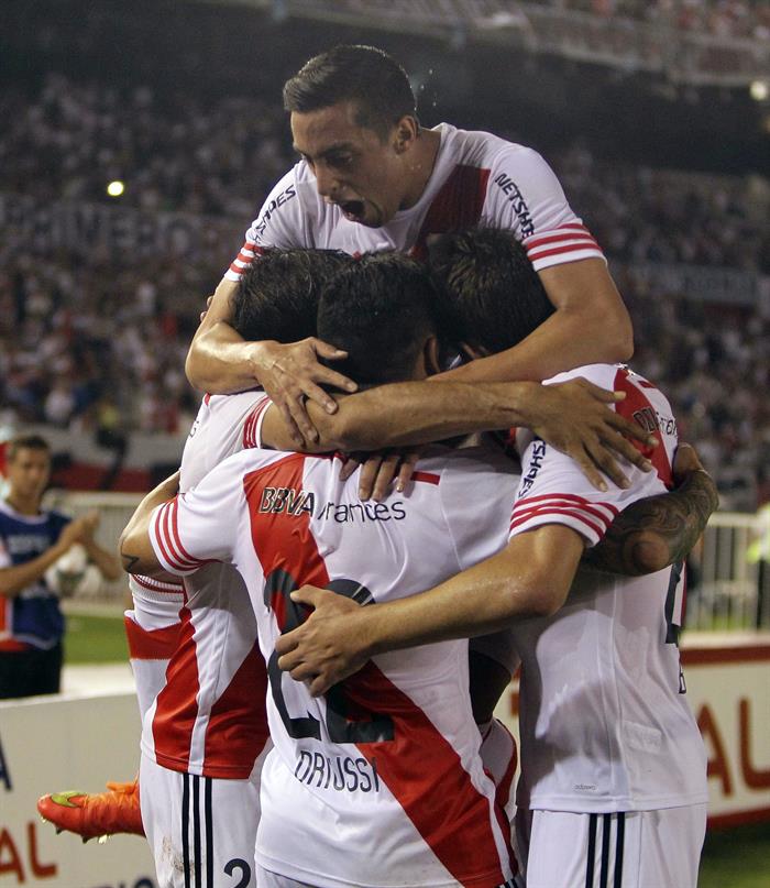 Los jugadores de River Plate de Argentina festejan su gol ante Libertad de Paraguay. Foto: EFE