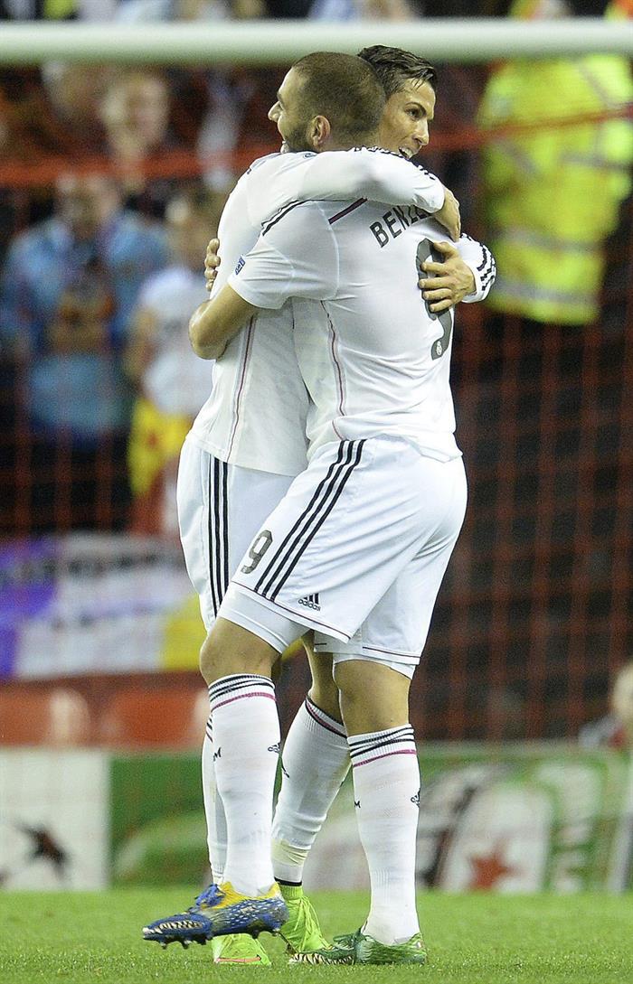 El delantero francés del Real Madrid, Karim Benzema (d) celebra con su compañero, Cristiano Ronaldo el 0-3. Foto: EFE