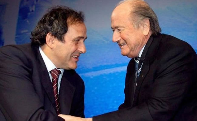 Blatter rechaza la propuesta de tarjeta blanca de Platini. Foto: EFE