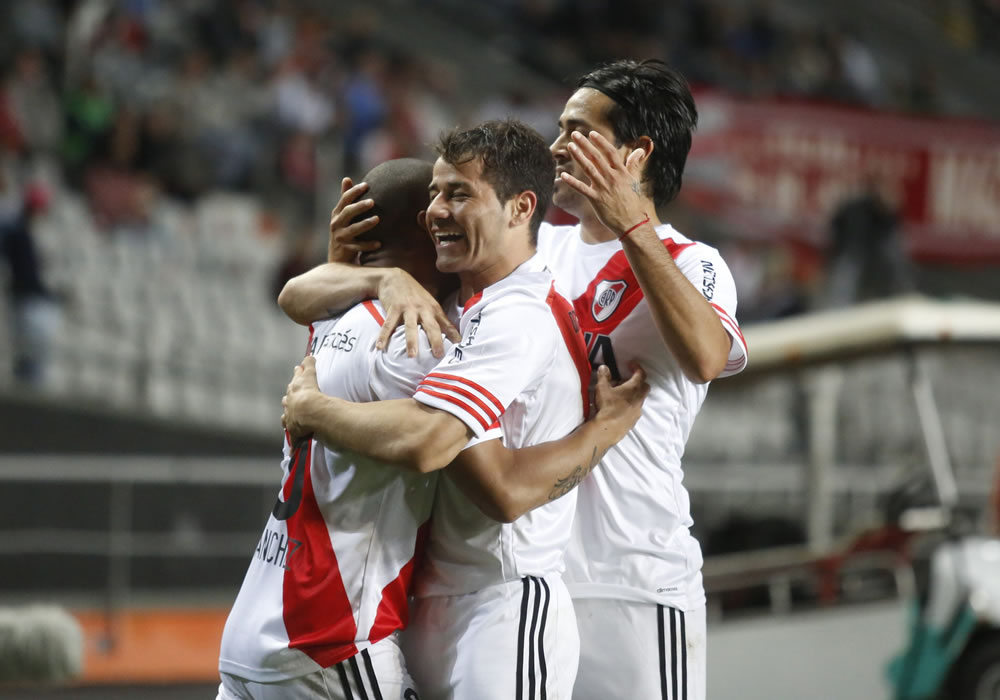 Los jugadores de River Plate Carlos Sánchez (i) Leonardo Pisculichi (d) y Rodrigo Mora (c) celebran un gol ante Estudiantes de la Plata. Foto: EFE