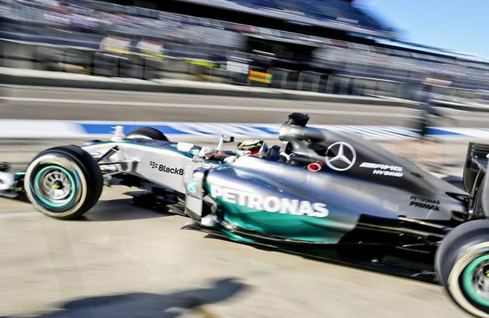 El piloto británico Lewis Hamilton (Mercedes AMG) pilota su monoplaza durante la primera sesión de entrenamientos. Foto: EFE