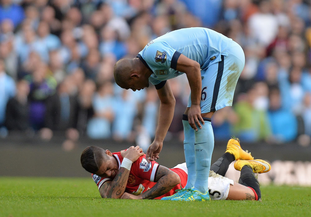 El argentino Marcos Rojo del Manchester United se lesionó el hombro izquierdo ante el City. Foto: EFE