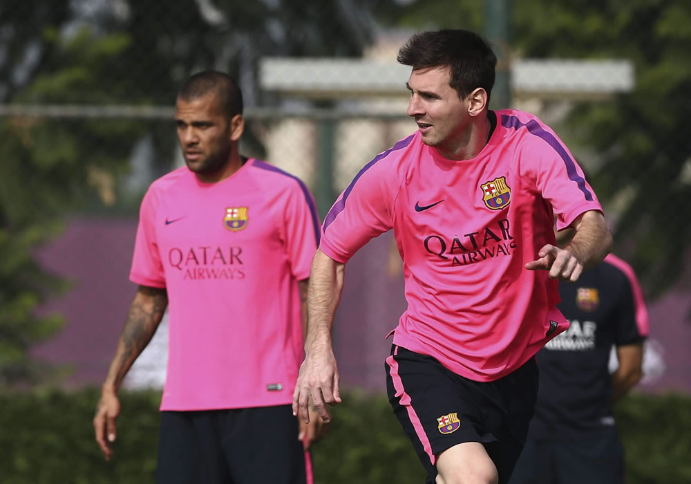El delantero argentino del FC Barcelona Leo Messi (d) y el defensa brasileño Dani Alves. Foto: EFE