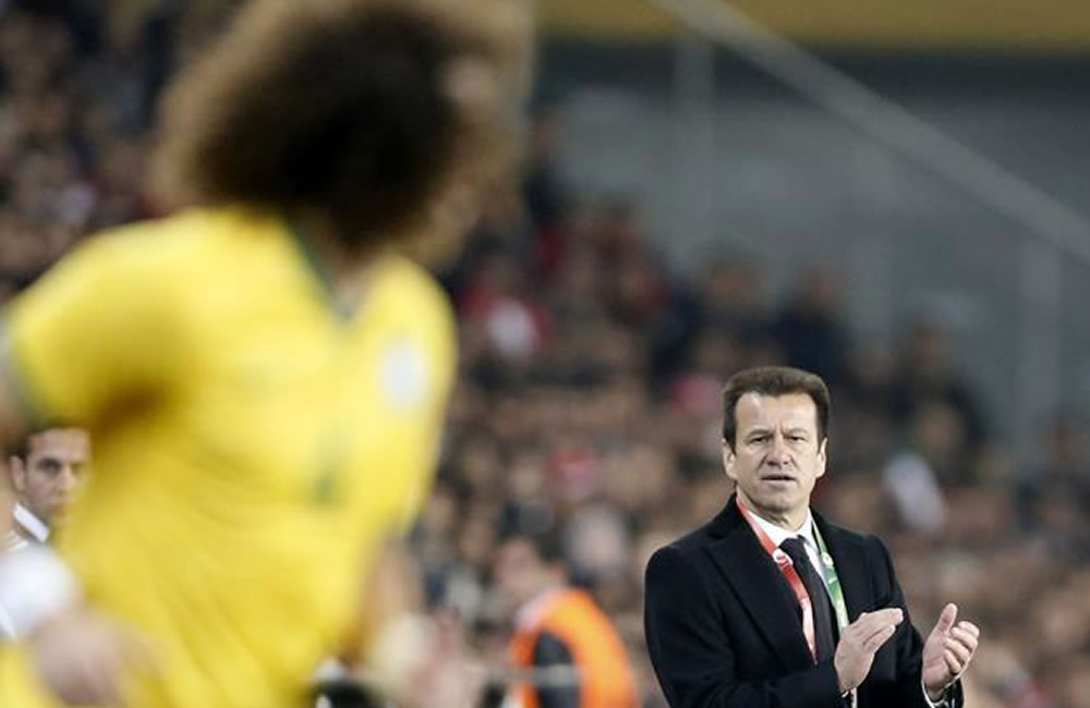 El entrenador de la selección Brasil, Dunga, observa a sus jugadores ante Turquía. Foto: EFE