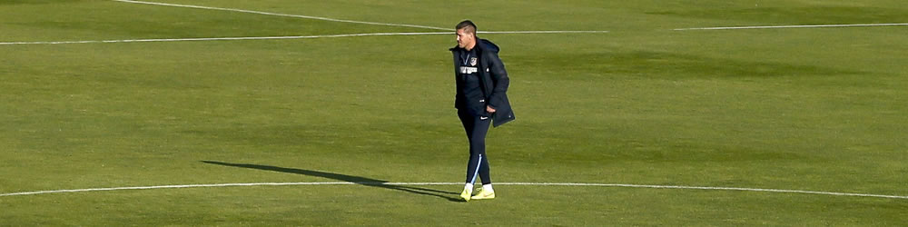 El DT del Atlético de Madrid, el argentino Diego Simeone, durante el entrenamiento en Majadahonda de cara al partido de Liga que disputa frente al Málaga. Foto: EFE
