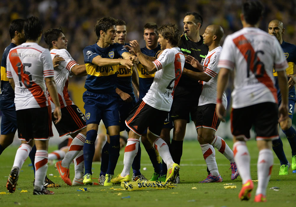Jugadores de Boca Juniors y River Plate se empujan durante el partido por la semifinal de la Copa Sudamericana. Foto: EFE