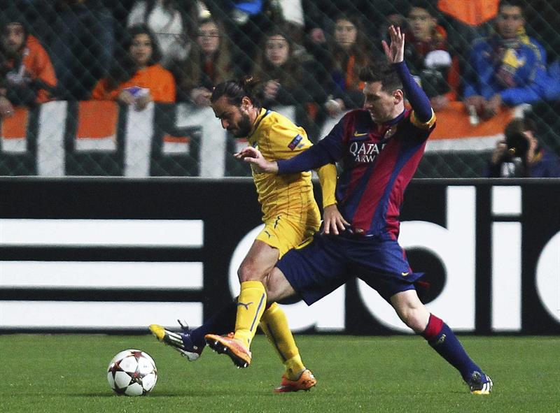 El delantero argentino del FC Barcelona Lionel Messi (dcha) pelea por el control del balón con el jugador del Apoel. Foto: EFE