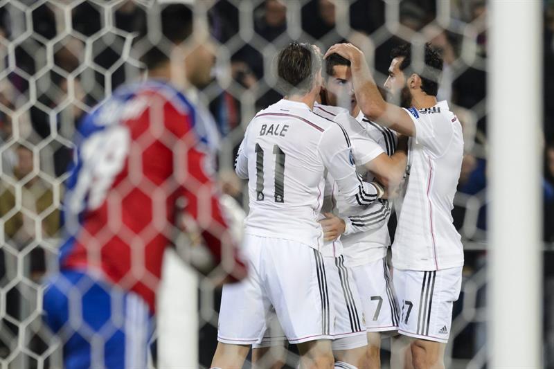 El delantero portugués del Real Madrid Cristiano Ronaldo (2d) es felicitado por sus compañeros. Foto: EFE