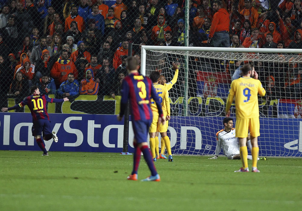 El argentino del FC Barcelona Leo Messi (izda) celebra el gol conseguido ante el Apoel, durante el partido del grupo F de la Liga de Campeones. Foto: EFE