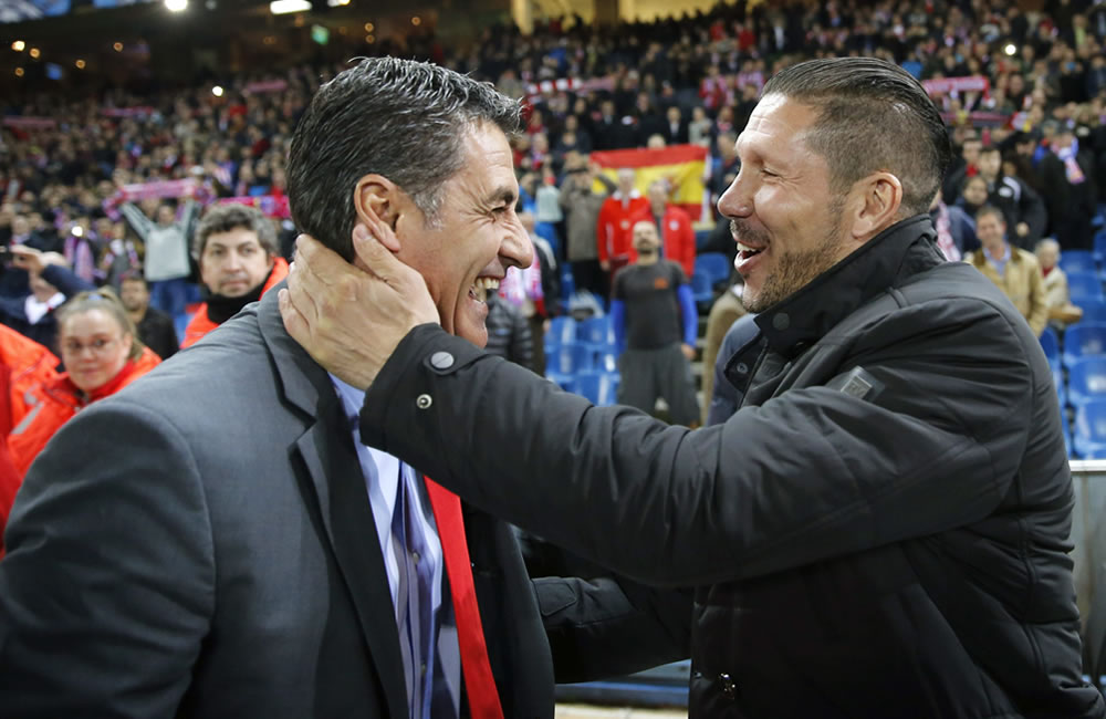 El entrenador del Atlético de Madrid, el argentino Diego Simeone (d), saluda a "Míchel" González (i), entrenador del Olympiacos. Foto: EFE