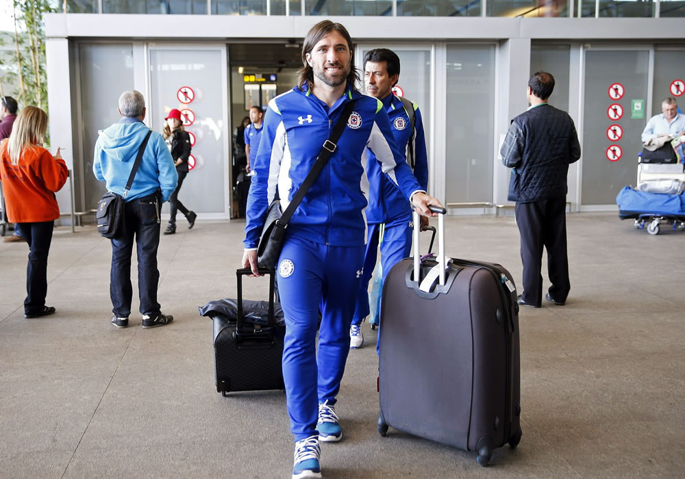 El delantero argentino del equipo mexicano Cruz Azul, Hugo Mariano Pavone, a su llegada al Aeropuerto de Málaga camino de Marbella. Foto: EFE