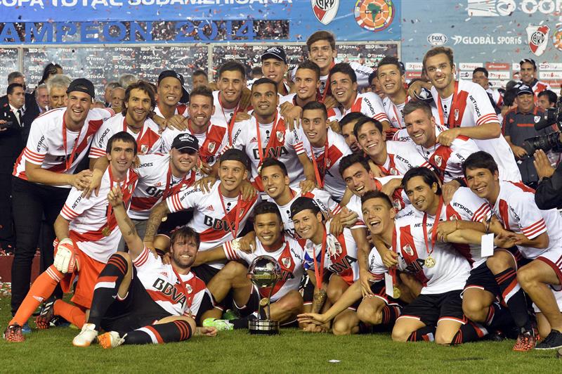 River ganó la Copa tras igualar 1-1 con Nacional en Medellín y ganar 2-0 en Argentina. Foto: EFE