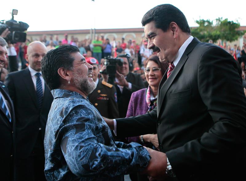 Fotografía cedida por Miraflores, que muestra al presidente venezolano, Nicolás Maduro, mientras saluda al ex jugador de fútbol de Argentina Diego Maradona. Foto: EFE
