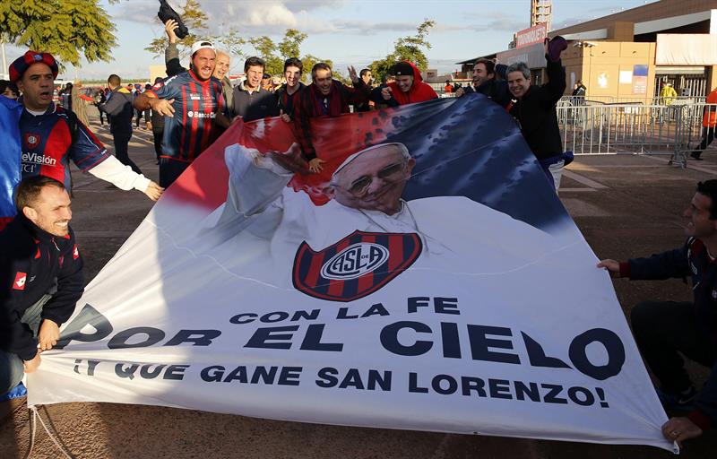 Aficionados del San Lorenzo argentino en las inmediaciones del estadio antes de la semifinal. Foto: EFE
