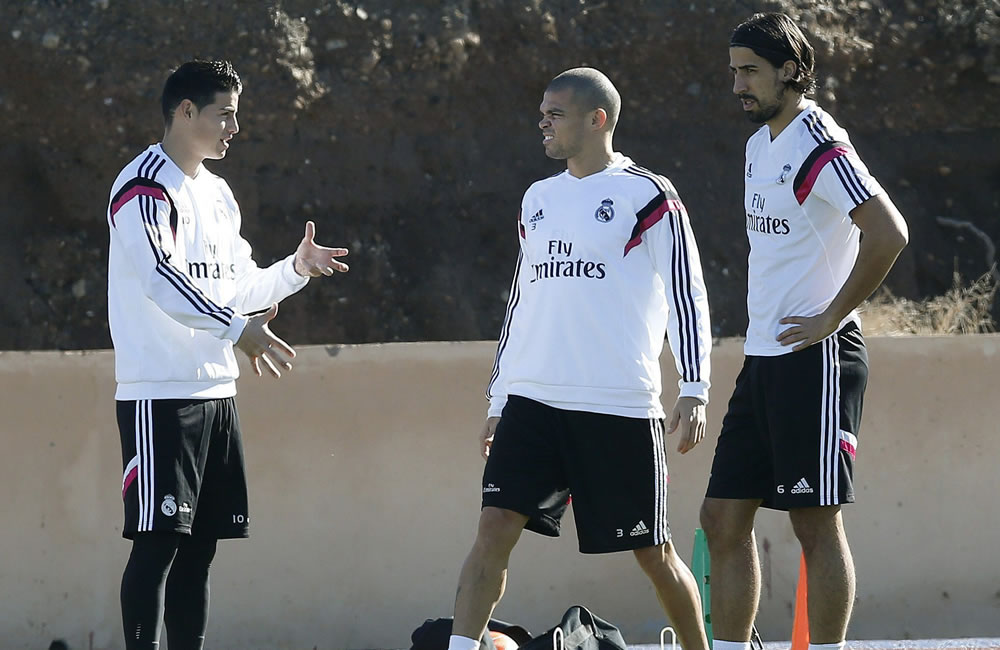 Los jugadores del Real Madrid, James Rodríguez (i), Pepe (c) y Khedira (d). Foto: EFE