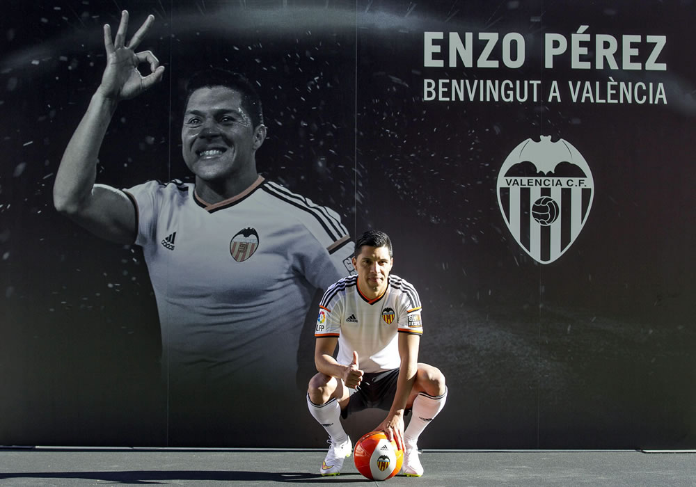 El centrocampista argentino Enzo Pérez, que llega al Valencia traspasado por el Benfica portugués a cambio de veinticinco millones de euros. Foto: EFE