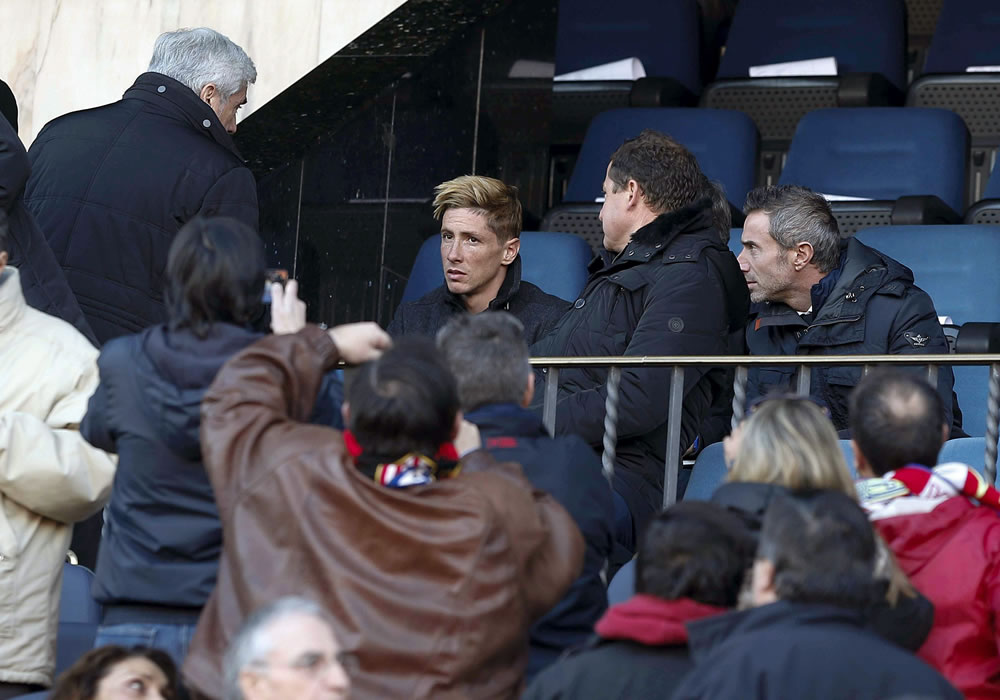 El delantero Fernando Torres, cuya cesión al Atlético de Madrid se hará efectiva el próximo día 5 de enero, en la grada del estadio Vicente Calderón. Foto: EFE
