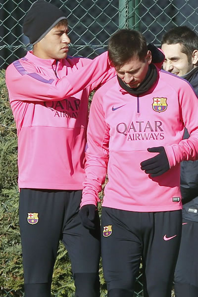 Los jugadores del FC Barcelona, el argentino Lionel Messi,d., y el brasilero Neymar,iz. Foto: EFE