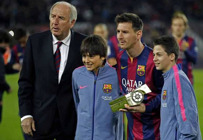 Messi recibe el trofeo de máximo goleador de la historia de la Liga. Foto: EFE
