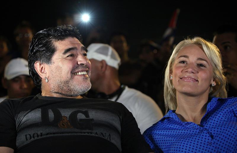 El exfutbolista argentino Diego Armando Maradona asistió en La Habana a un concierto del cantautor cubano Silvio Rodríguez. Foto: EFE
