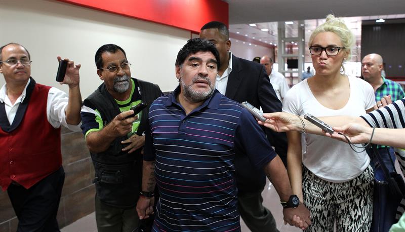 El exjugador de fútbol Diego Armando Maradona llega al aeropuerto José Martí de La Habana. Foto: EFE