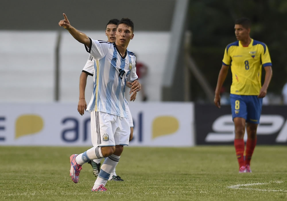 Tomás Martínez de Argentina festeja su gol ante Ecuador, durante un partido del suramericano sub20 en el estadio Supicci de Colonia (Uruguay). Foto: EFE