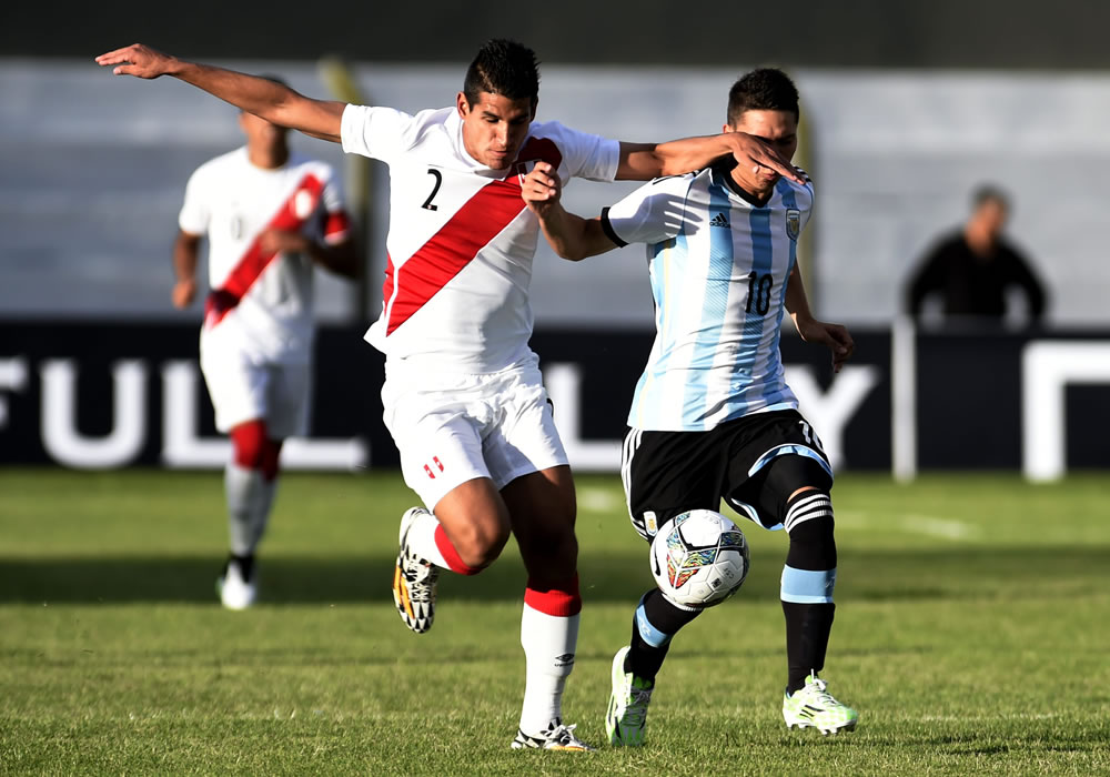 El jugador de Argentina Tomás Martínez (d) disputa el balón con Luis Abram (i) de Perú. Foto: EFE