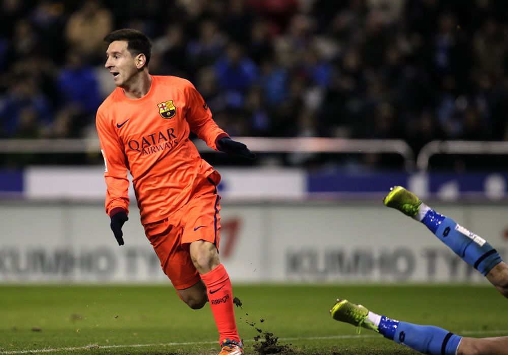 El delantero argentino del FC Barcelona Lionel Messi tras marcar su gol de cabeza al Deportivo de La Coruña. Foto: EFE