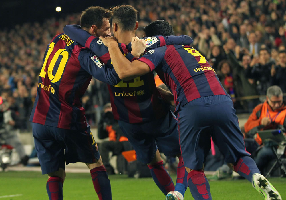 Los jugadores del FC Barcelona Luis Suárez (d) y Neymar (c) felicitan a Messi tras marcar el tercer gol ante el Atlético de Madrid. Foto: EFE