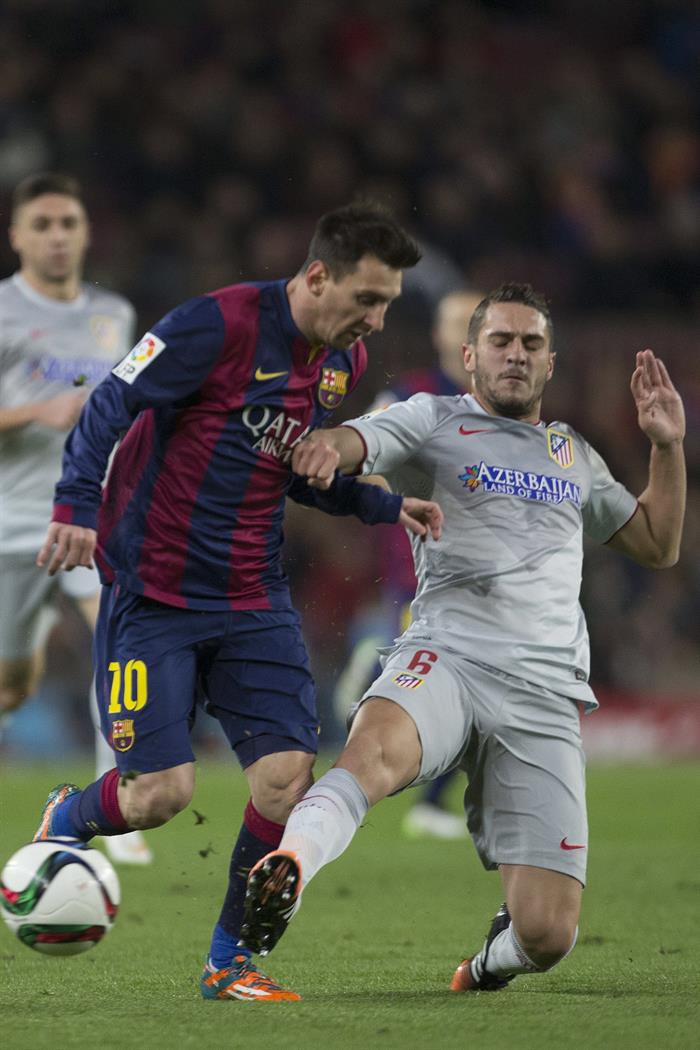 El centrocampista del Atlético de Madrid Koke Resurreción (d) lucha el balón con el argentino Leo Messi, del FC Barcelona. Foto: EFE