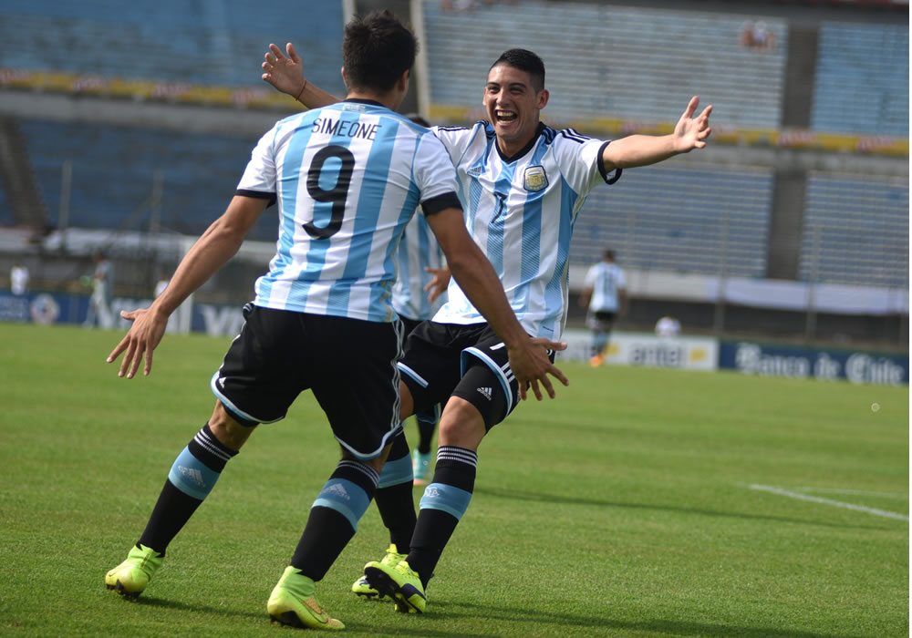 El jugador Giovanni Simeone (espalda) de Argentina celebra un gol con Cristian Espinoza (frente) ante Perú. Foto: EFE