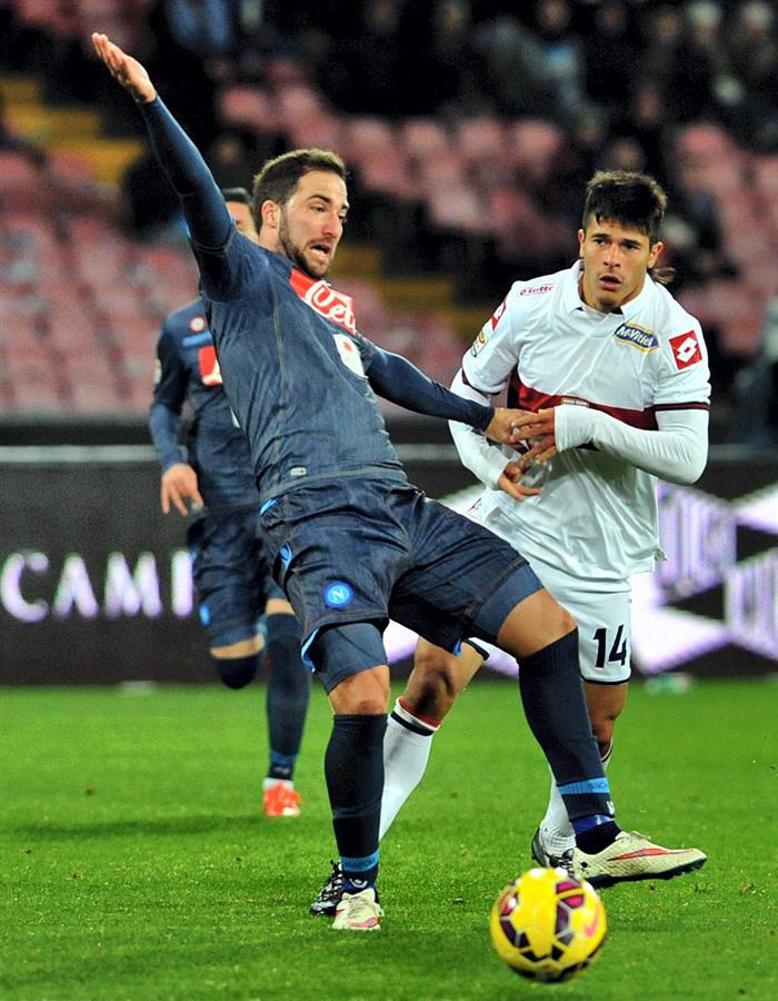 El jugador de Nápoles Gonzalo Higuain (i) disputa el balón con Facundo Roncaglia (d) de Génova. Foto: EFE