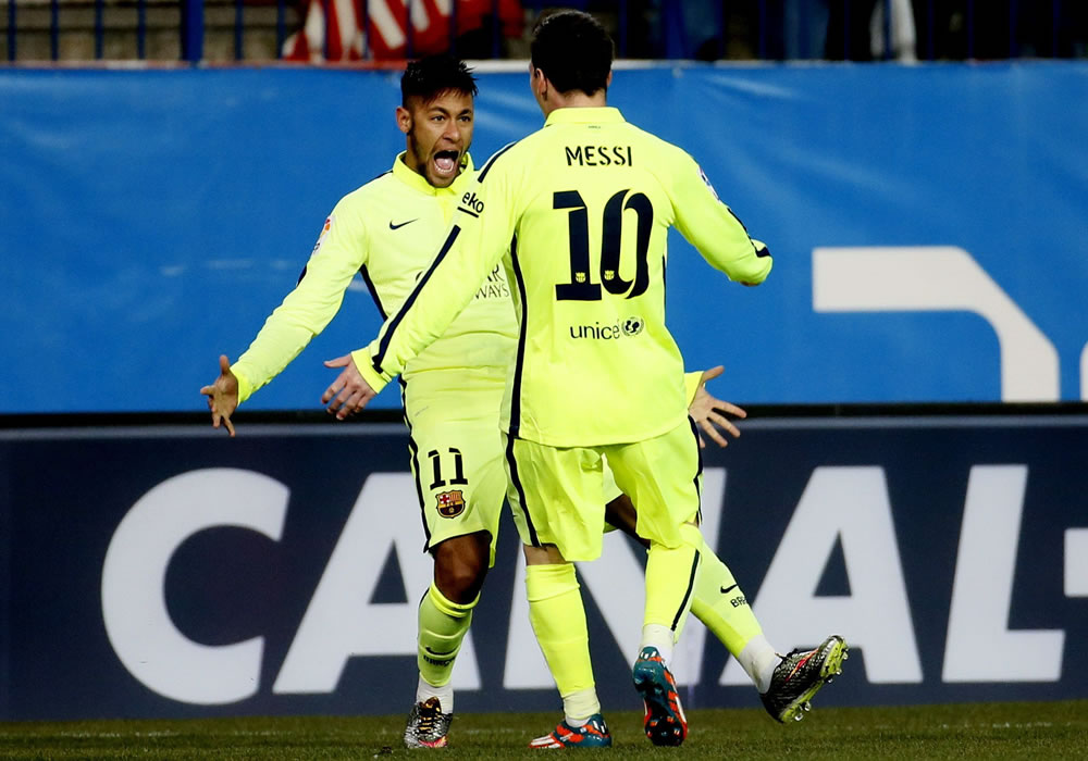 El brasileño del FC Barcelona Neymar jr. (i) celebra con su compañero, el argentino Lionel Messi (d), el gol marcado al Atlético de Madrid. Foto: EFE