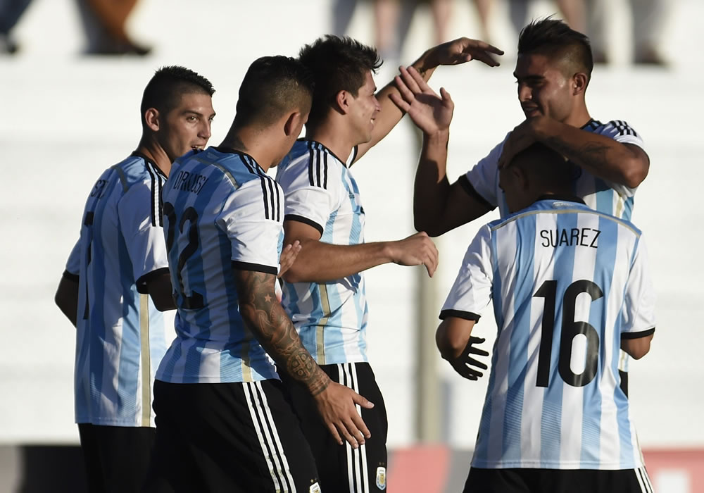 El jugador de Argentina Giovanni Simeone (c) celebra con sus compañeros después de anotar contra Bolivia. Foto: EFE