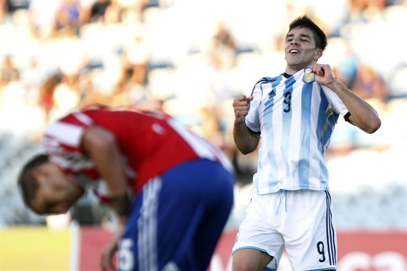 El jugador Giovanni Simeone (d) de Argentina festeja una anotación ante Paraguay. Foto: EFE