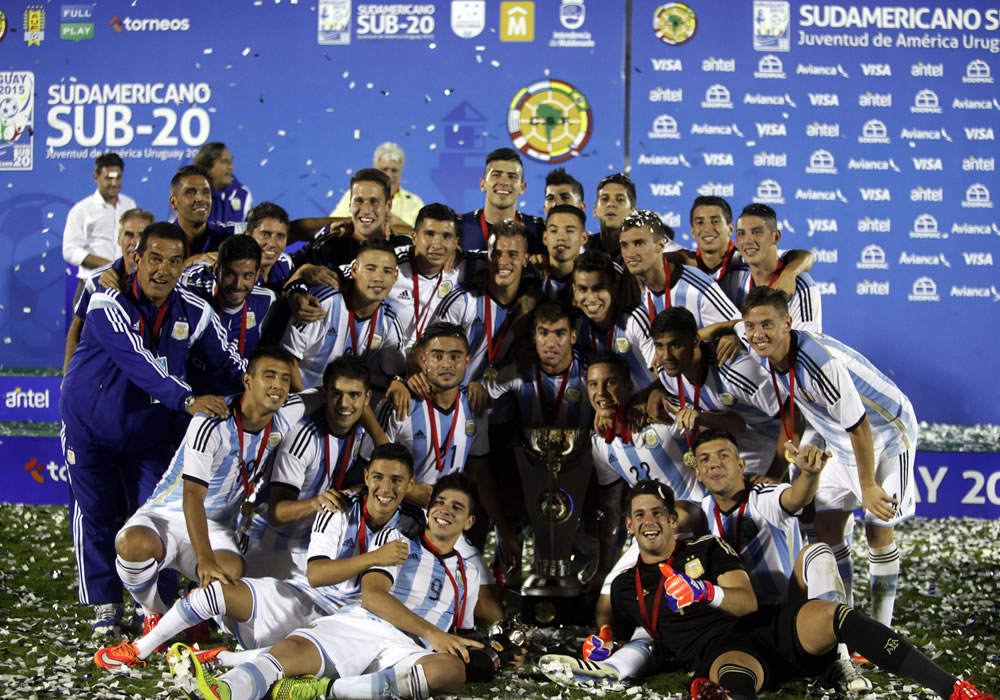 Los jugadores de Argentina festejaron el triunfo del título del Campeonato Sudamericano Sub'20 que se disputó en el estadio Centenario de Montevideo (Uruguay). Foto: EFE