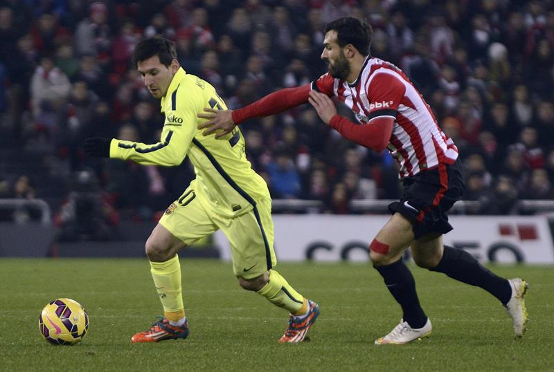 El delantero argentino del F. C. Barcelona, Leo Messi (i), se lleva el balón ante el defensa del Ath. de Bilbao, Mikel Balenziaga. Foto: EFE