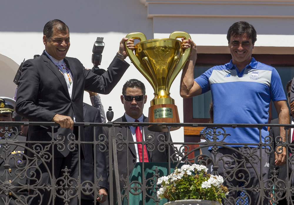 El presidente ecuatoriano, Rafael Correa (i), y el nuevo seleccionador ecuatoriano, el argentino Gustavo Quinteros, sostienen la Copa del campeonato del fútbol ecuatoriano. Foto: EFE