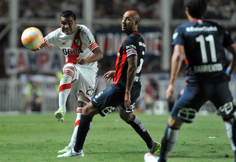 El jugador de River Plate Gabriel Mercado (i) disputa el balón con el jugador de San Lorenzo Juan Mercier (c). Foto: EFE