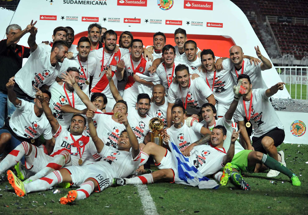 Los jugadores de River Plate festejan al ganar la Recopa Sudamericana ante San Lorenzo. Foto: EFE