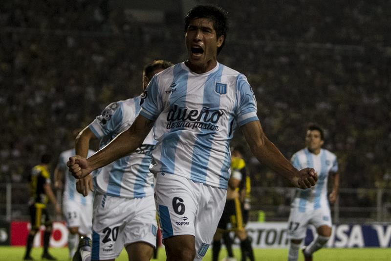 El jugador de Racing Luciano Lollo (c) celebra después de anotar un gol ante el Deportivo Táchira. Foto: EFE