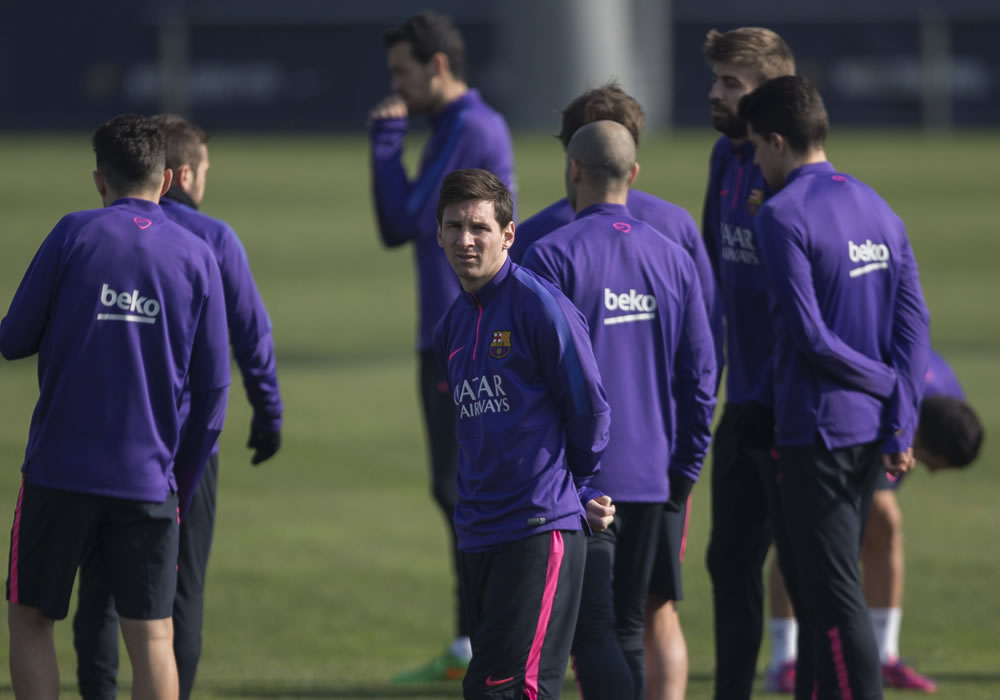 Varios jugadores del FC Barcelona, entre ellos Messi (c), charlan durante el entrenamiento del equipo en la ciudad deportiva Joan Gamper de Sant Joan Despí (Barcelona). Foto: EFE