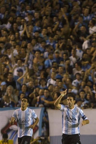 El jugador de Racing Club de Argentina Diego Milito (d) celebra junto a Washington Camacho después de anotar contra Guaraní de Paraguay. Foto: EFE