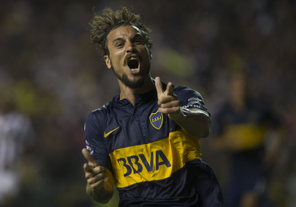 El jugador Daniel Osvaldo de Boca Juniors de Argentina celebra un gol contra Wanderers de Uruguay. Foto: EFE